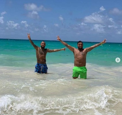 ¡Se olvida del Barça! Las envidiables vacaciones de Vidal con su infartante novia