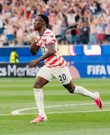 La increíble historia del goleador que nació en USA por decisión de una aerolínea