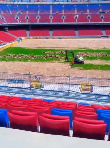 ¿Qué pasó? El Barcelona arranca el césped del nuevo Camp Nou y Laporta recibe una mala noticia
