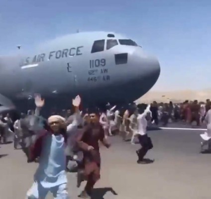 Pánico en Kabul tras el regreso del régimen de los talibanes: la gente intentó escapar trepada en un avión militar