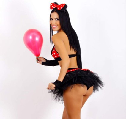 La guapa periodista tica que ha confesado ser fanática del Saprissa