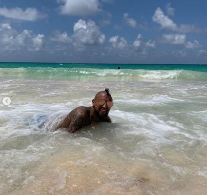 ¡Se olvida del Barça! Las envidiables vacaciones de Vidal con su infartante novia