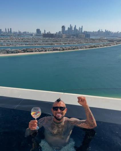 Arturo Vidal se fue a Medio Oriente con su exuberante novia y así fue recibido: “Vacaciones con mi mamacita”
