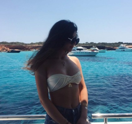 ¡UNA MUÑECA! Así es la bella hijastra que tiene el jugador español Cesc Fabregas