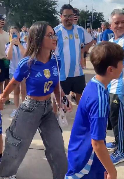 Copa América: la fiesta de la afición de Argentina para el duelo con Ecuador y Antonela Rocuzzo se roba las miradas
