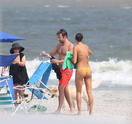 Entre rumores de embarazo, playas y besos, así es la vida de Irina Shayk lejos de Cristiano