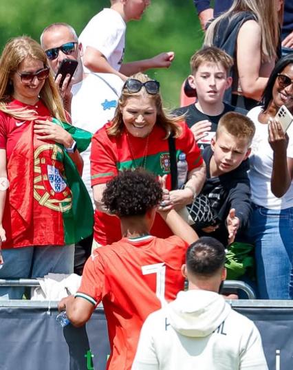 Hijo de Cristiano Ronaldo debutó con Portugal en el triunfo sobre Japón: así fue la reacción de su padre