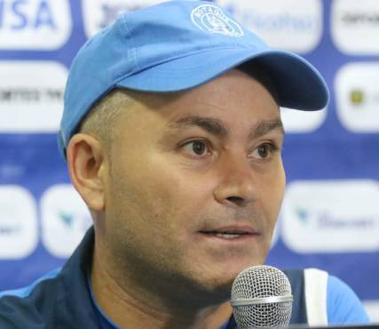 Javier López le pidió a todos que dejen trabajar al nuevo DT de Honduras y expresó que solo tendrá que mejorar el fútbol y no cambiarlo.