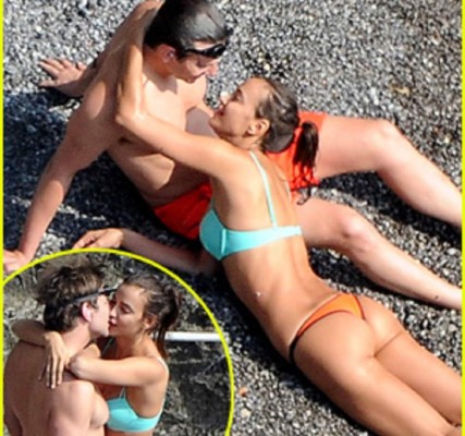 Entre rumores de embarazo, playas y besos, así es la vida de Irina Shayk lejos de Cristiano