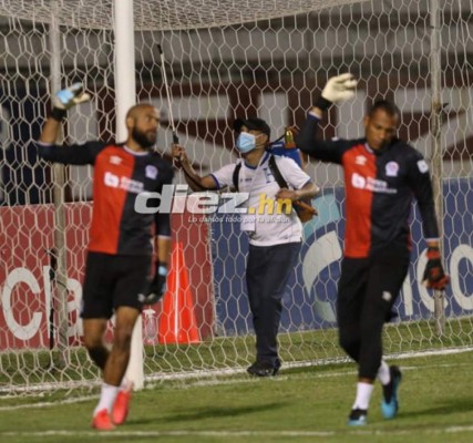 NO SE VIO EN TV: ¿Quién es la chica de la camisa de Olimpia?, sanitización y Vargas frenando a Bengtson