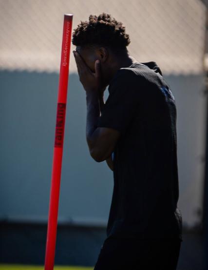 Barcelona: tiene 16 años y puede jugar como central, pivote y extremo; así es la nueva sorpresa de Hansi Flick