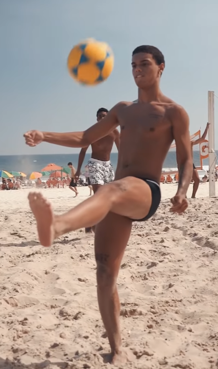 ¿Salió como su padre? Así es la vida del único hijo de Ronaldinho y su impresionante cambio físico