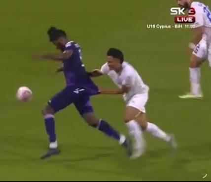 ¡Se precipitó! Hondureño Denil Maldonado es expulsado con roja directa en playoff de la Conference League