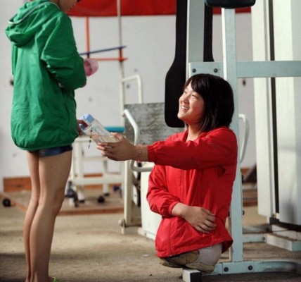 REPORTAJE: La increíble historia de una niña china, sin piernas y campeona de natación