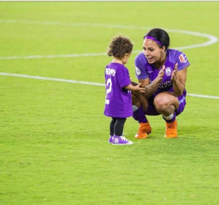 Sydney Leroux, la futbolista que entrena con casi seis meses de embarazo en el Orlando Pride