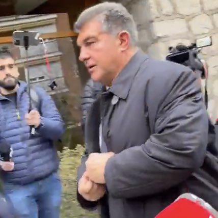 ¡Tractores en la calle! Así fue la caótica llegada de Barcelona al hotel y la pregunta que no quisieron responder Laporta y Florentino