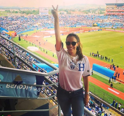 La belleza hondureña se pinta de azul y blanco cuando juega la Selección