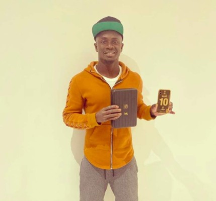 La nueva moda de los futbolistas: Presumen tener celulares bañados en oro&nbsp;&nbsp;