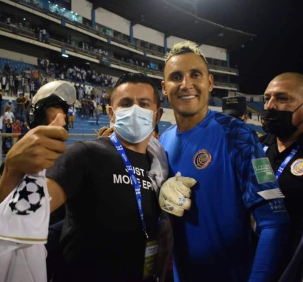 Un ejemplo para todos los futbolistas: Keylor Navas se fotografió con hondureños, siempre amable y con una sonrisa