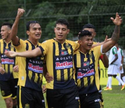 John BenavÃ­dez celebra uno de los goles marcado al Marathon en el clasico de SPS, estadio Yankel 2017