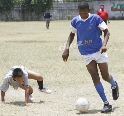 Del baúl de los recuerdos: Las inéditas fotos de 'Buba' López como delantero y otras figuras cuando eran reservistas