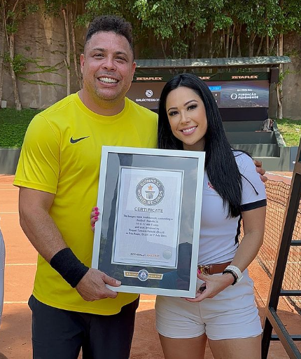 La preciosa brasileña que rompió el récord mundial de dominadas: ¡más de 62 mil toques!