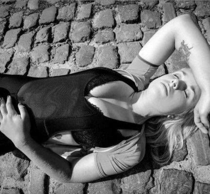 Las fotos 'inapropiadas' por las que un equipo de ciclismo ha vetado a la sexy Tara Gins