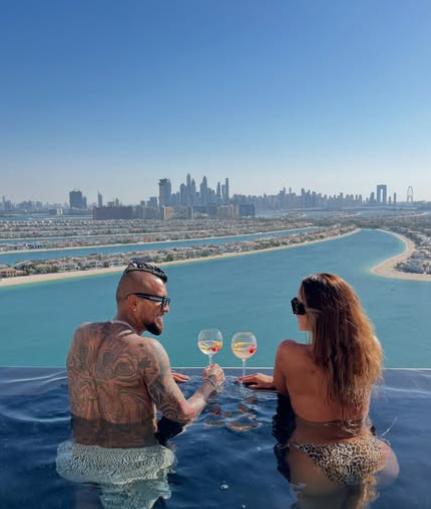 Arturo Vidal se fue a Medio Oriente con su exuberante novia y así fue recibido: “Vacaciones con mi mamacita”