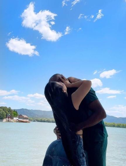 Jugador extranjero de la Liga Nacional se fue de vacaciones a Roatán y su novia deslumbró en la playa