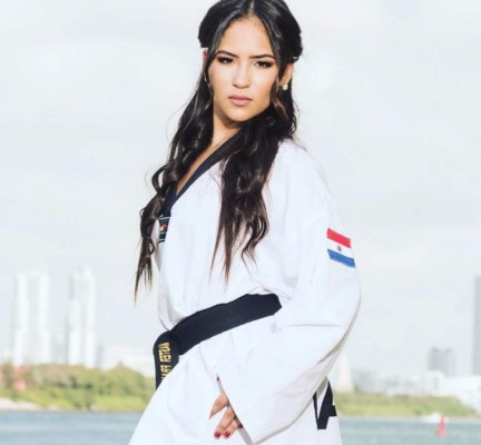 Sexi luchadora afirma que tiene el ''cuerpo más natural que una mujer puede tener''