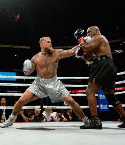 Así fue el triste regreso de Mike Tyson al boxeo: molido a golpes por Jake Paul y el gesto de su rival antes de terminar la pelea