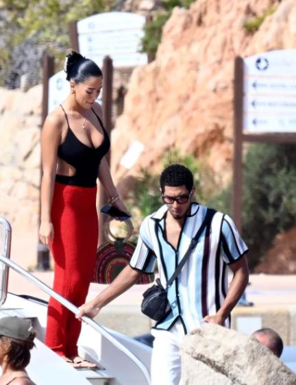 ¡Bien enamorados! Así fueron captados Bellingham con su espectacular novia mientras se recupera de su lesión