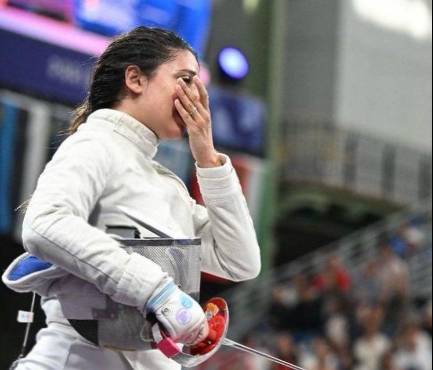Esgrimista egipcia en París 2024, compite embarazada de siete meses: “¿no es trampa luchar dos contra uno?”