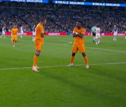 Mbappé y Vinicius celebrando sus goles de penal.