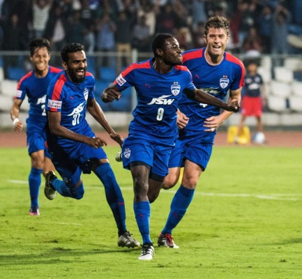 Centroamericanos que han jugado en ligas exóticas alrededor del mundo