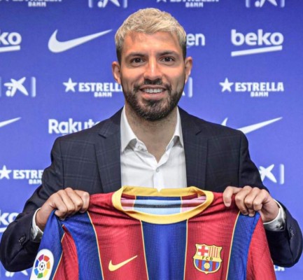 Las imágenes de la presentación del Kun Agüero en Barcelona: Gesto de Laporta y firma de contrato