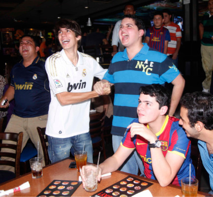 Afición catracha disfruto del clásico español.