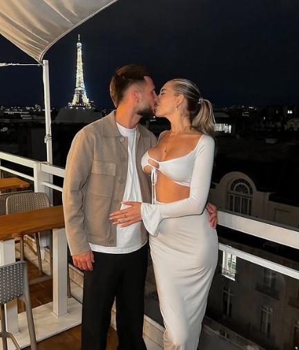 Las redes alucinan con la madre de un futbolista que triunfa como influencer: “Parece su novia”