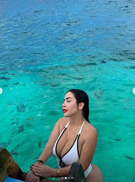 Jugador extranjero de la Liga Nacional se fue de vacaciones a Roatán y su novia deslumbró en la playa