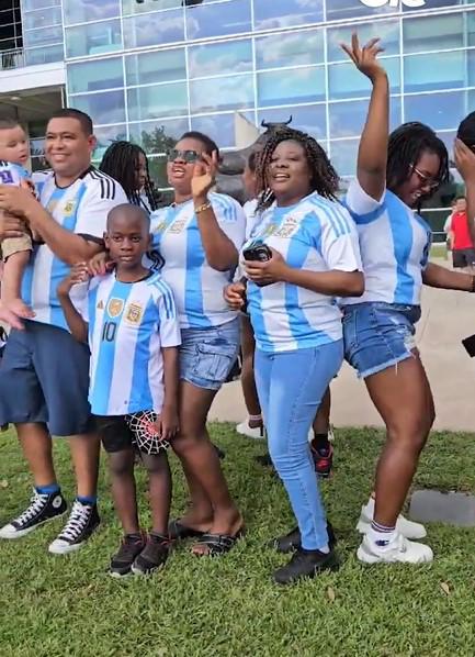 Copa América: la fiesta de la afición de Argentina para el duelo con Ecuador y Antonela Rocuzzo se roba las miradas