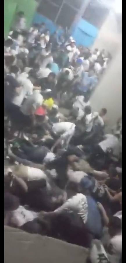 Desgracia en El Salvador: Las desgarradoras imágenes de la estampida de aficionados que dejó varios muertos en el Estadio Cuscatlán