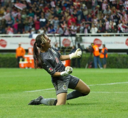 ¡Enorme! Detallazo de Alan Pulido y portera mexicana con un niño que perdió a su padre