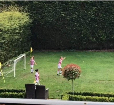 Los cracks que tienen campo de fútbol en sus mansiones para entrenar durante el coronavirus