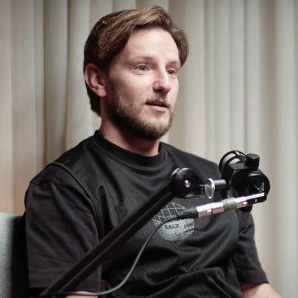 <i>Rakitic durante la charla con MicsPod donde habló de su paso por Barcelona y otros temas relacionados al fútbol español.</i>