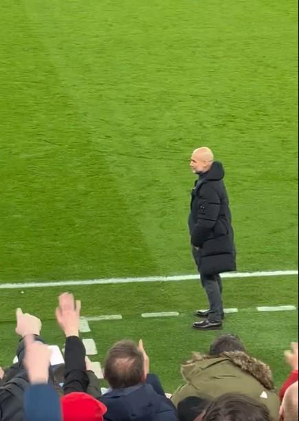 El polémico gesto de Pep Guardiola a los aficionados del Liverpool tras la derrota del Manchester City ¿Qué le cantaron?