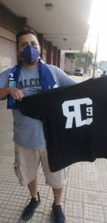 ¡Gorras, camisetas y más! Los futbolistas hondureños que han hecho de su nombre una marca