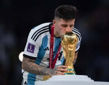 Enzo Fernández interesa a clubes como Liverpool y Real Madrid, pero deberá pagar la cláusula al Benfica.