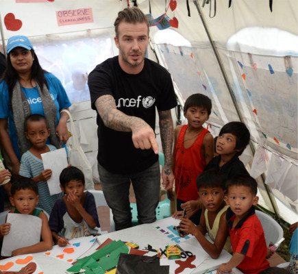 David Beckham reparte sonrisas entre los niños de Filipinas