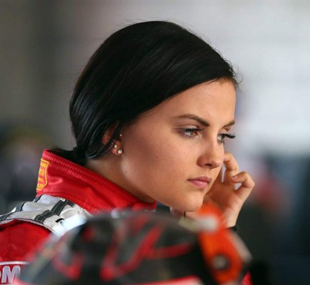 La vida de rica que lleva ahora la piloto que se convirtió en modelo para adultos: Autos y cirugías