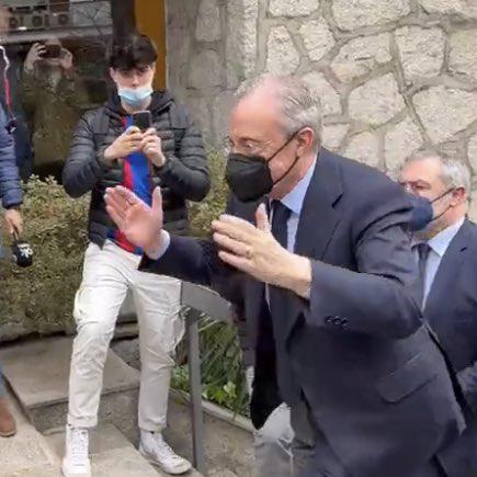 ¡Tractores en la calle! Así fue la caótica llegada de Barcelona al hotel y la pregunta que no quisieron responder Laporta y Florentino